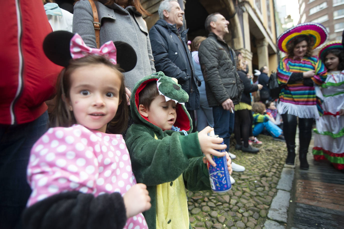 Los más originales y rimbombantes artilugios desfilan llenando las calles de espuma en la mayor fiesta del Antroxu avilesino.