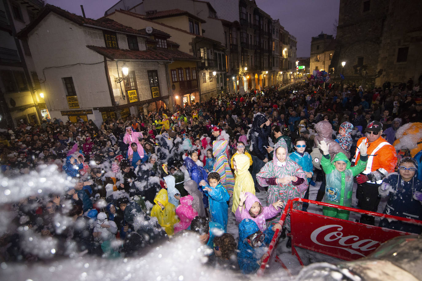 Los más originales y rimbombantes artilugios desfilan llenando las calles de espuma en la mayor fiesta del Antroxu avilesino.