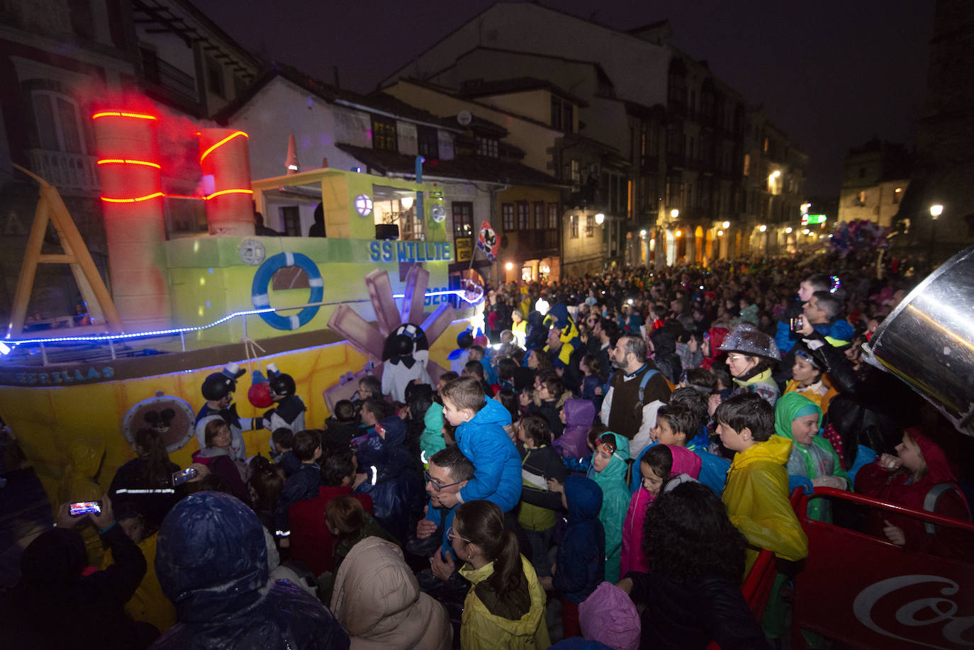 Los más originales y rimbombantes artilugios desfilan llenando las calles de espuma en la mayor fiesta del Antroxu avilesino.