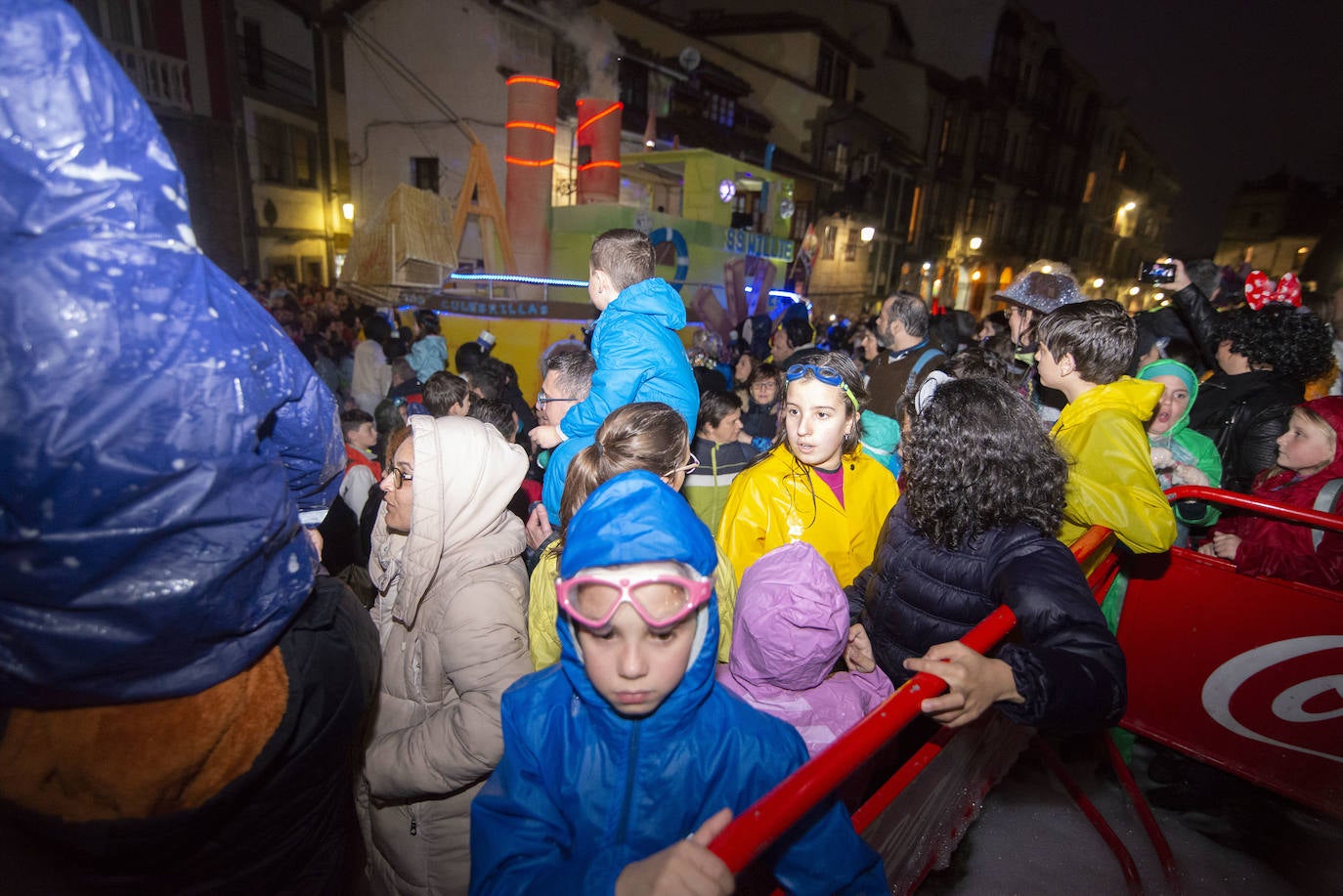 Los más originales y rimbombantes artilugios desfilan llenando las calles de espuma en la mayor fiesta del Antroxu avilesino.