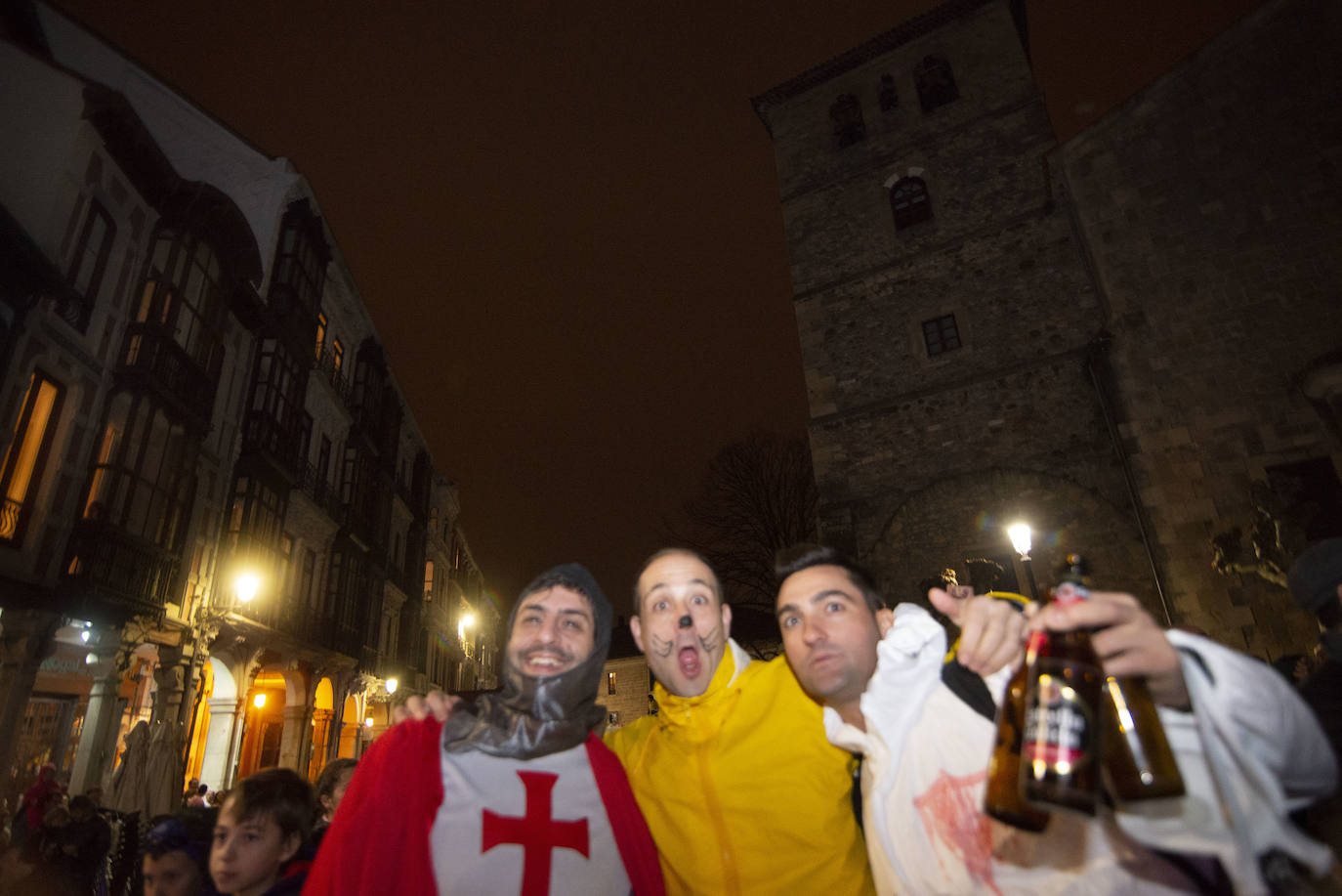 Los más originales y rimbombantes artilugios desfilan llenando las calles de espuma en la mayor fiesta del Antroxu avilesino.