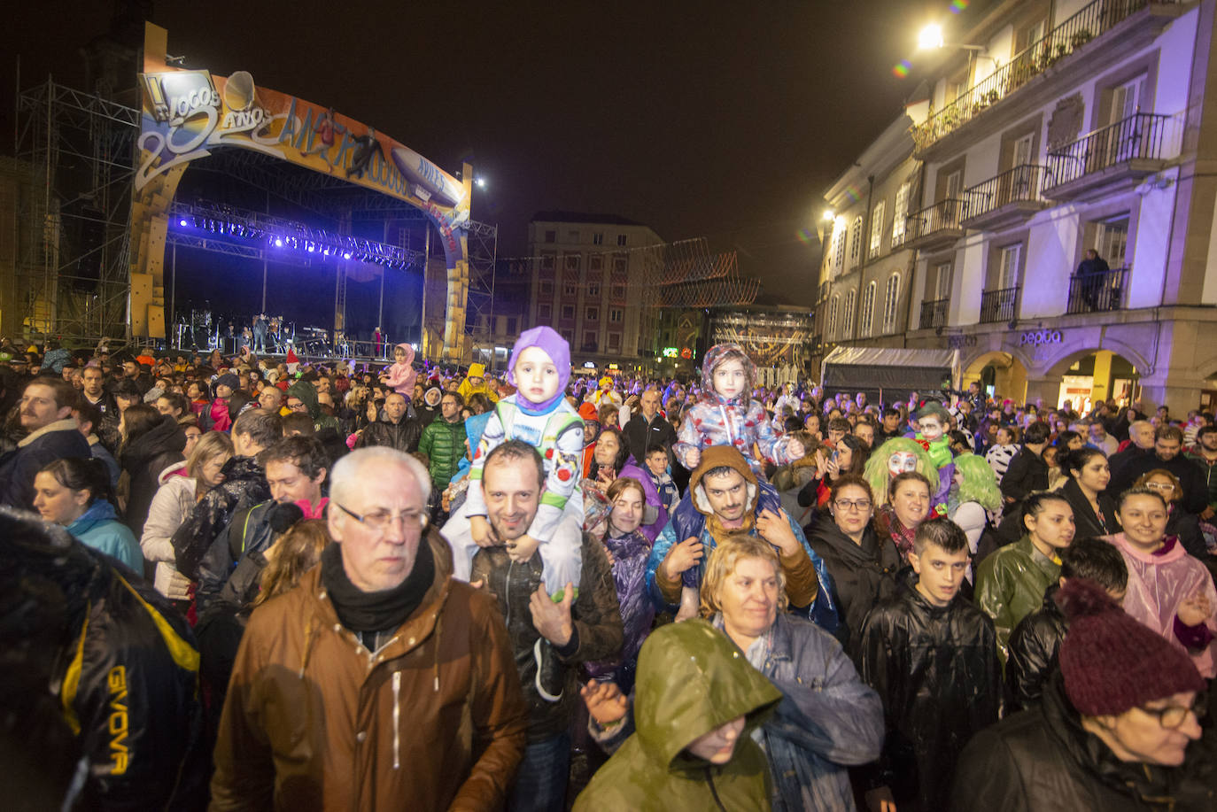 Los más originales y rimbombantes artilugios desfilan llenando las calles de espuma en la mayor fiesta del Antroxu avilesino.