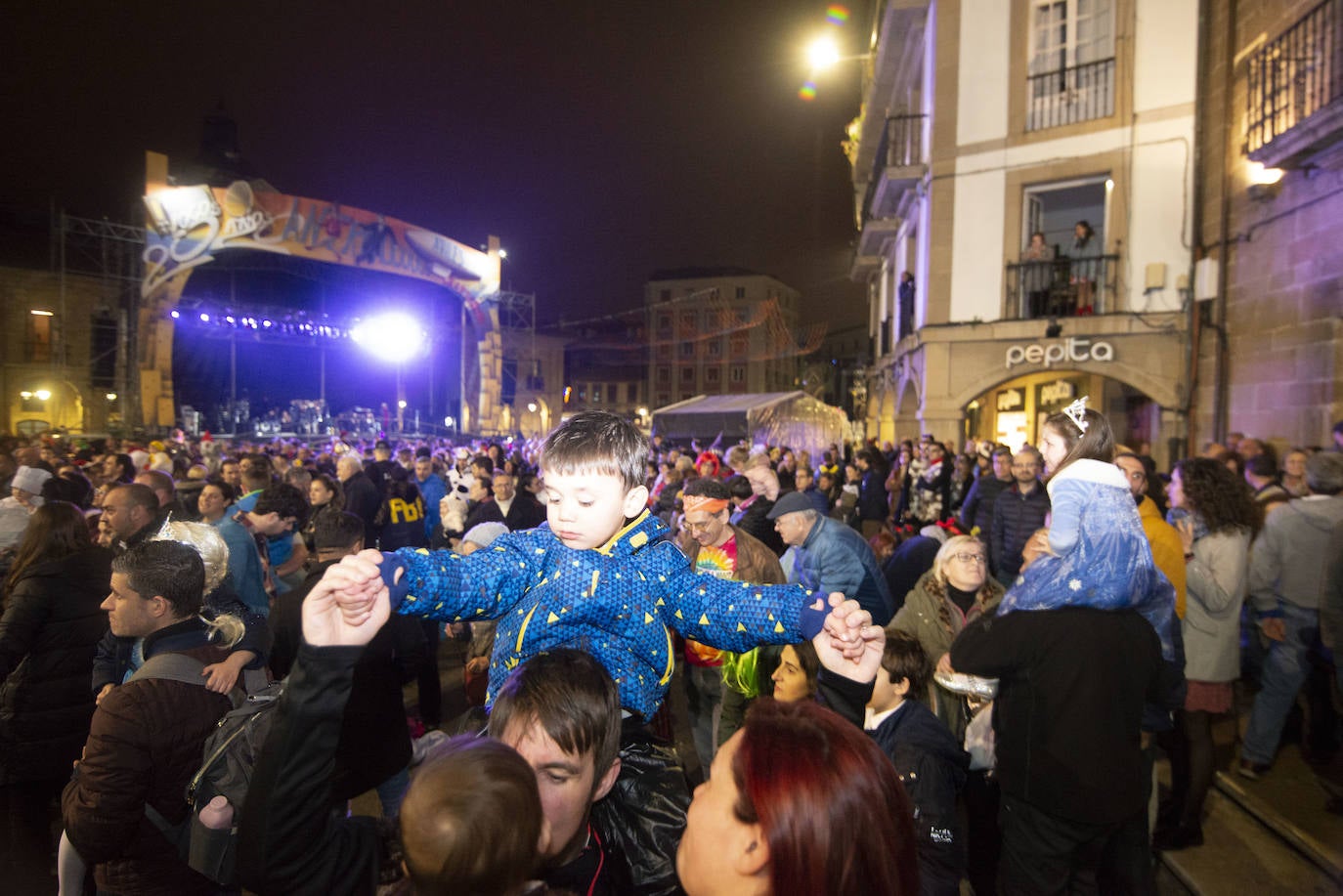 Los más originales y rimbombantes artilugios desfilan llenando las calles de espuma en la mayor fiesta del Antroxu avilesino.