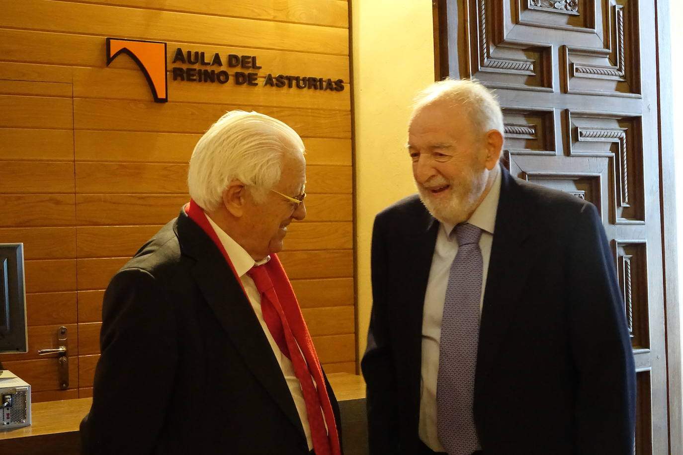 El periodista recibe este reconocimiento de su concejo natal. «He recorrido más de cien países de cinco continentes hablando de Cangas», reconocía el articulista de EL COMERCIO.