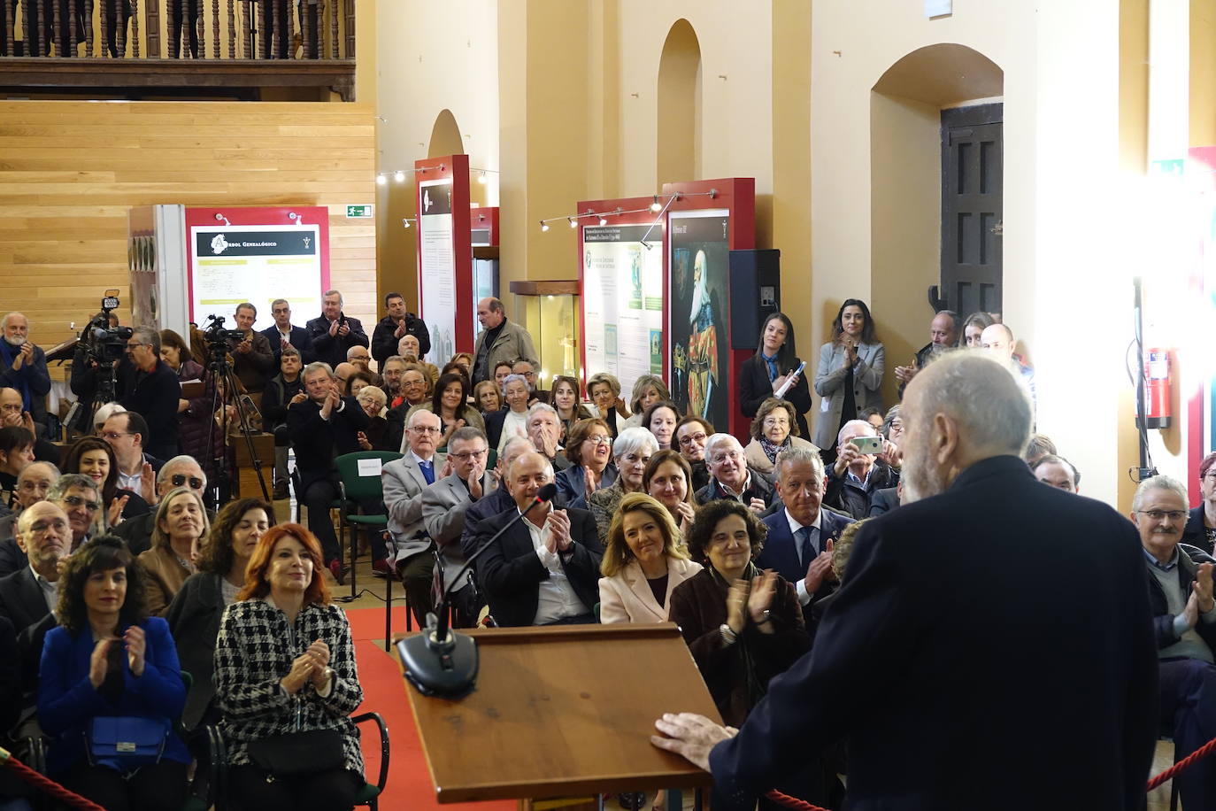 El periodista recibe este reconocimiento de su concejo natal. «He recorrido más de cien países de cinco continentes hablando de Cangas», reconocía el articulista de EL COMERCIO.