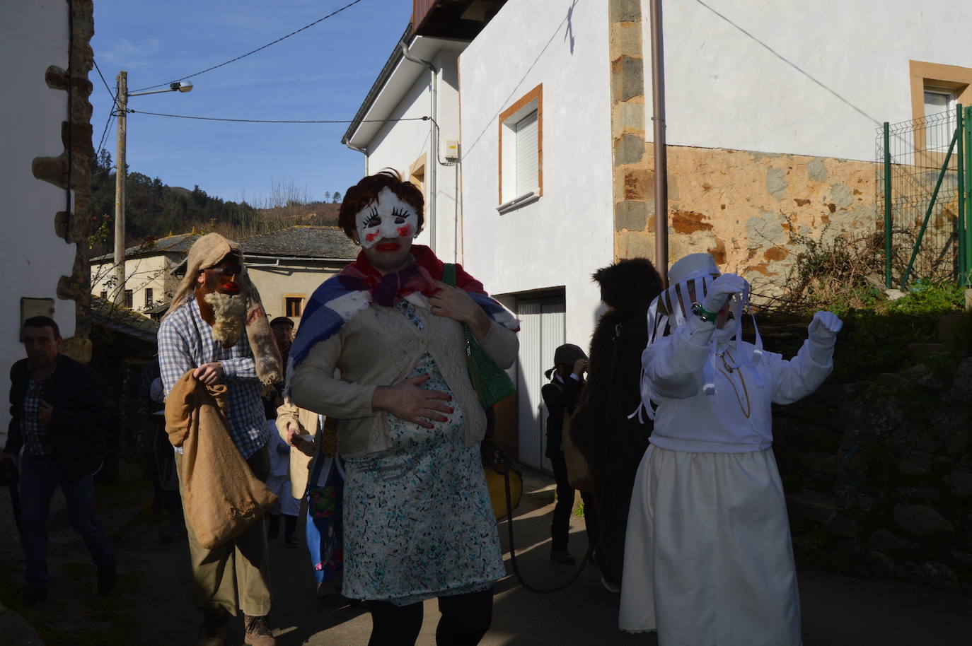 Naraval y Navelgas, por la mañana y, por la tarde, Zardaín. Son las tres paradas de la comparsa de los Guilandeiros de Tineo. Sus 32 personajes recorren los pueblos haciendo travesuras y cantan para ganarse el aguinaldo. Este año, además, han sumado a los jóvenes que aspiran a tomar el relevo tras formarse en la Escuelina de Guilandeiros. 