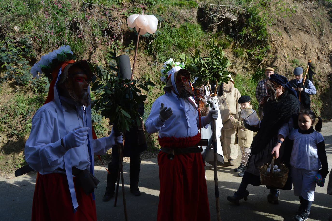 Naraval y Navelgas, por la mañana y, por la tarde, Zardaín. Son las tres paradas de la comparsa de los Guilandeiros de Tineo. Sus 32 personajes recorren los pueblos haciendo travesuras y cantan para ganarse el aguinaldo. Este año, además, han sumado a los jóvenes que aspiran a tomar el relevo tras formarse en la Escuelina de Guilandeiros. 