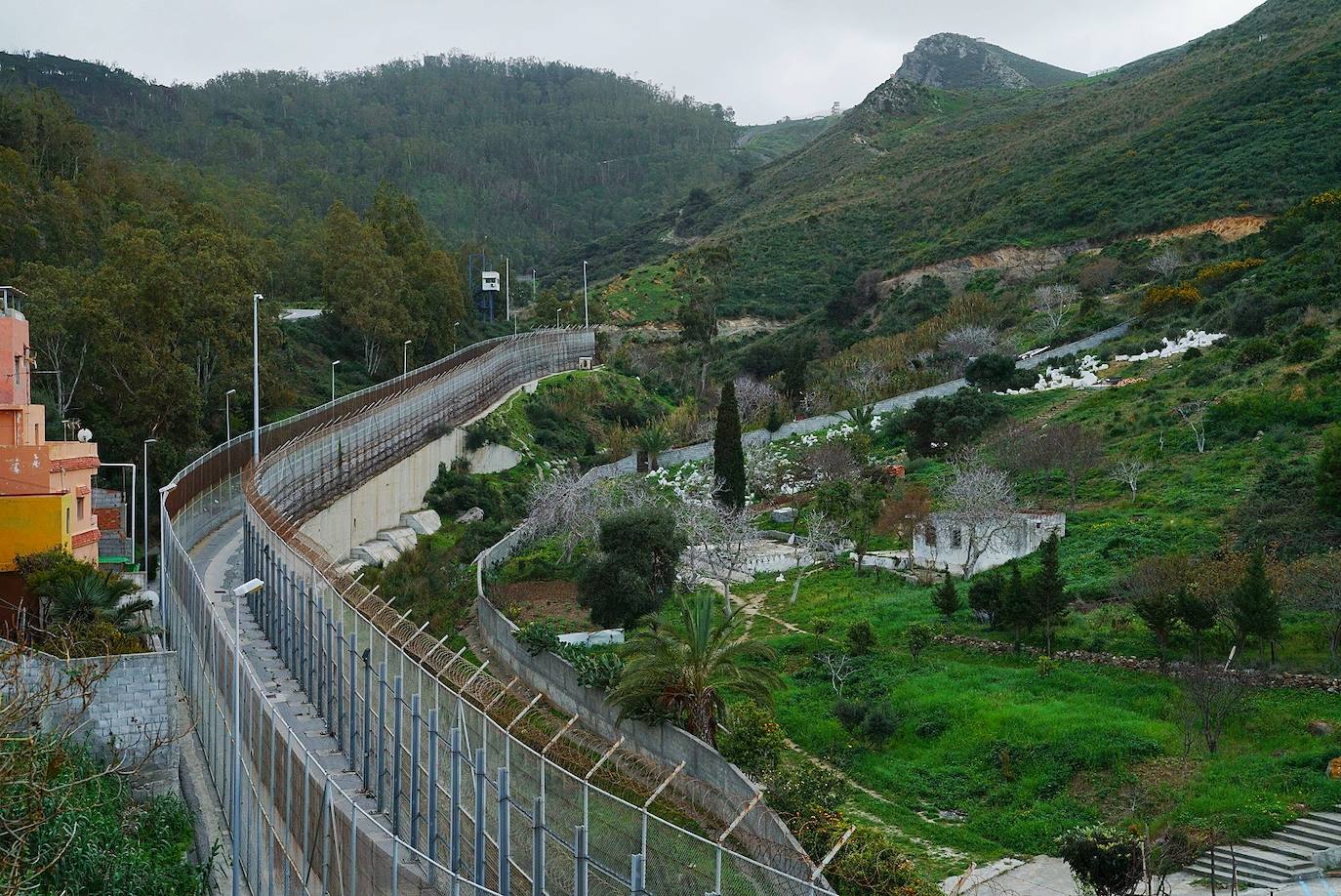 Tramo del perímetro fronterizo en Benzú, entre las viviendas y el cementerio musulmán. Las concertinas ya han sido retiradas de este tramo de la valla, que ahora deberá recrecerse hasta alcanzar los diez metros de altura.