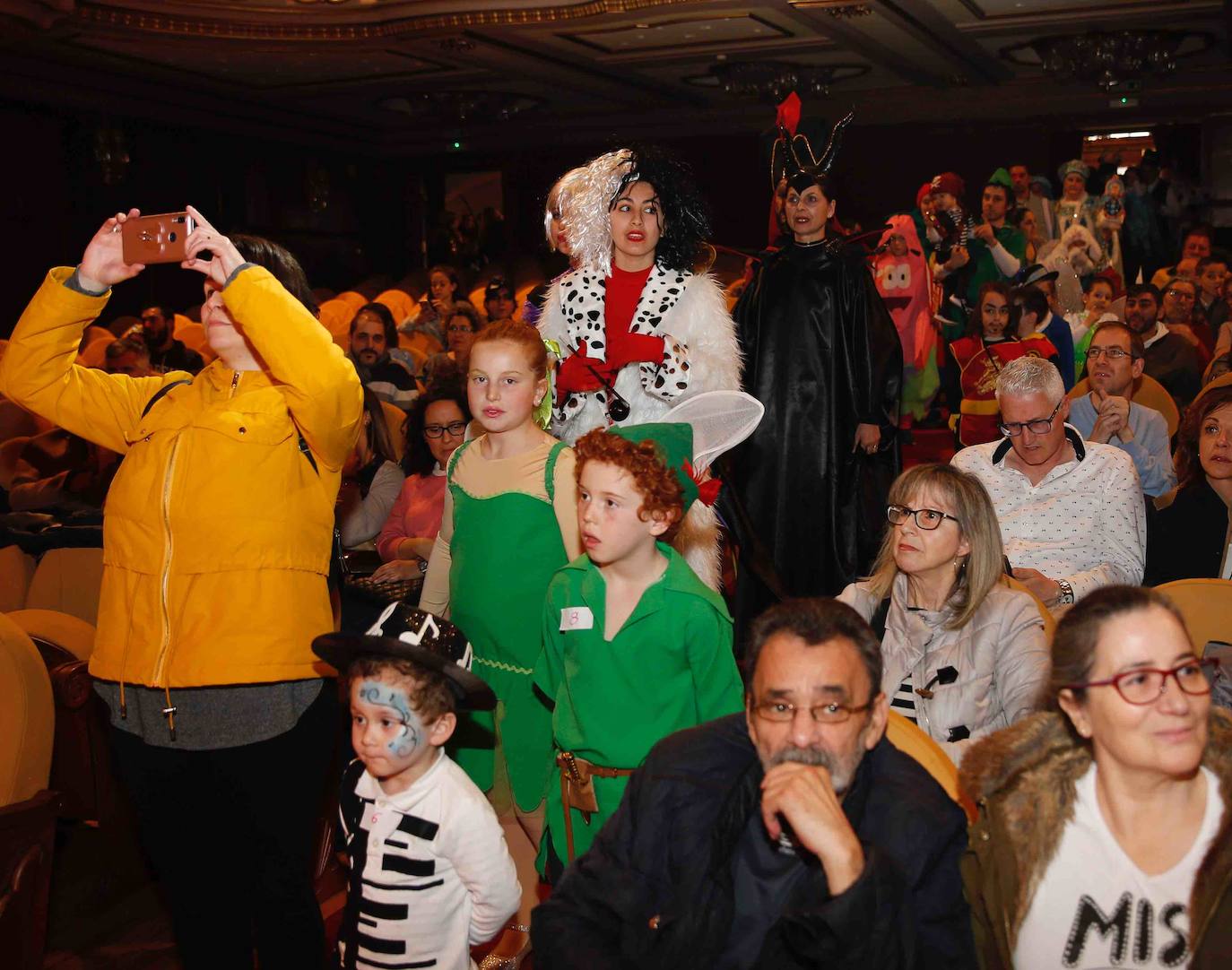 Desfile de originalidad antroxera de las familias gijonesas en el concurso infantil