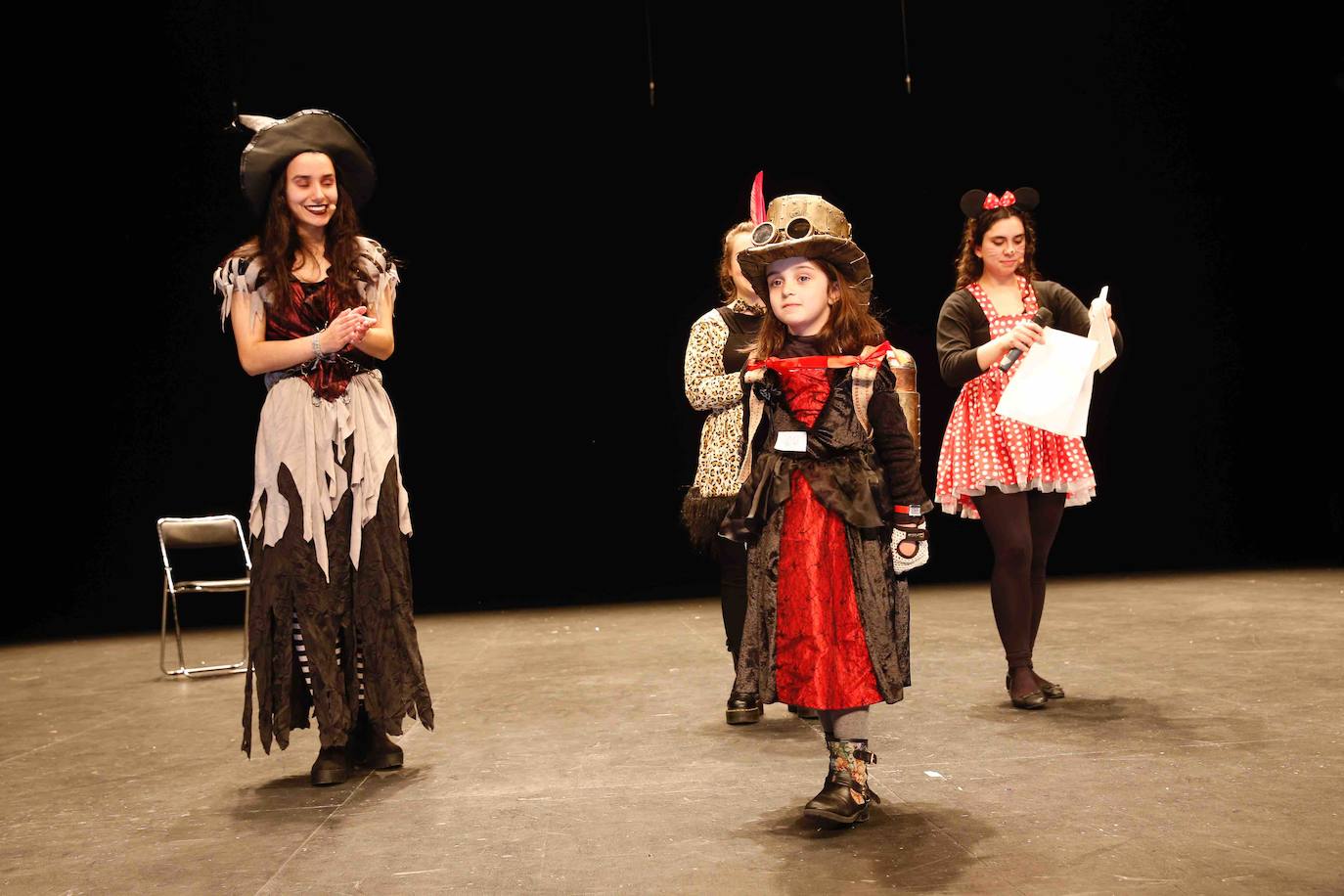 Desfile de originalidad antroxera de las familias gijonesas en el concurso infantil