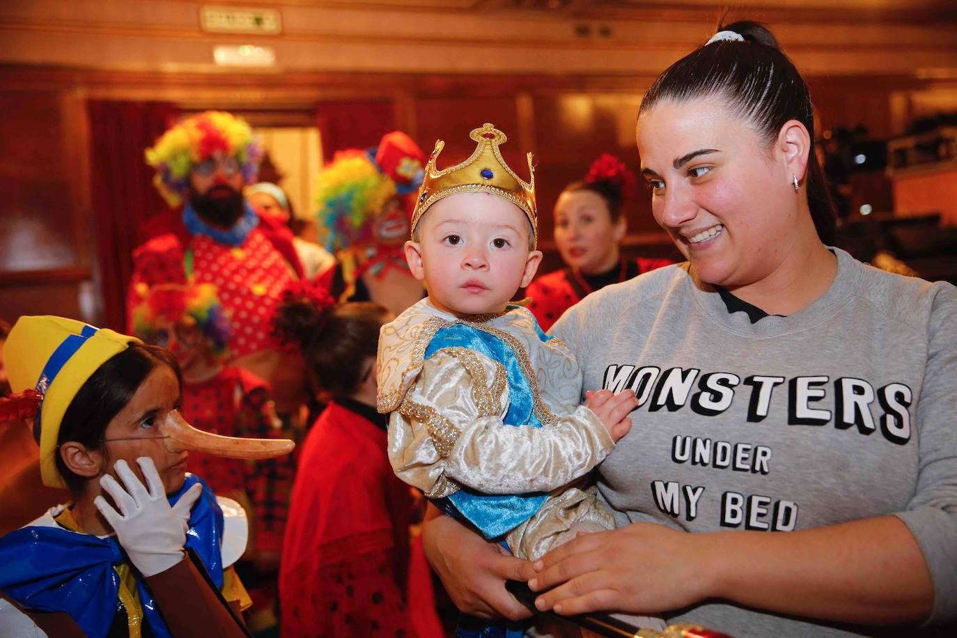 Desfile de originalidad antroxera de las familias gijonesas en el concurso infantil