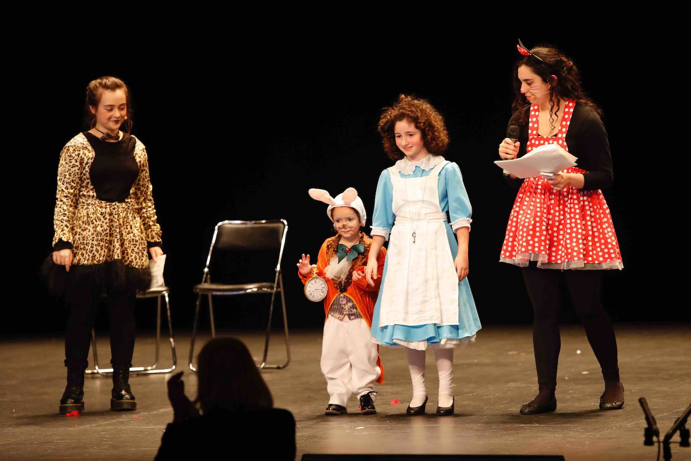 Desfile de originalidad antroxera de las familias gijonesas en el concurso infantil