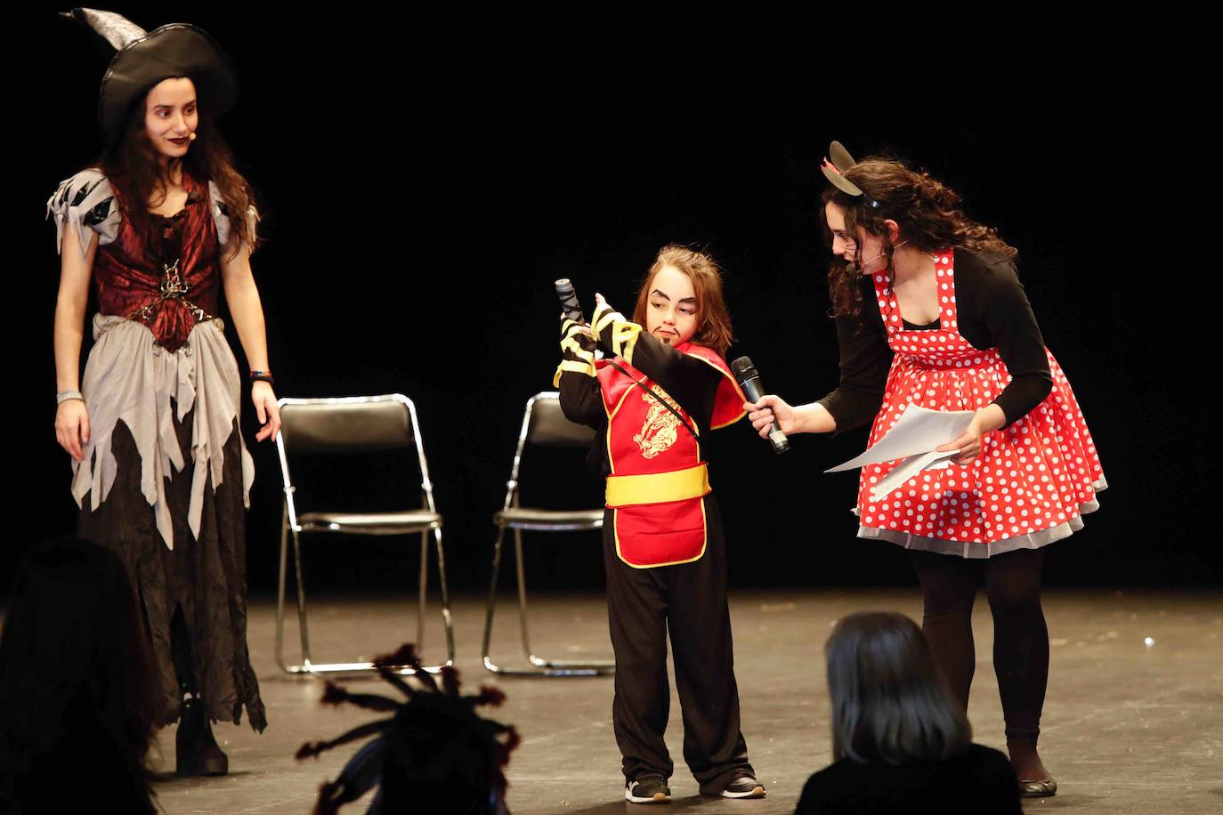 Desfile de originalidad antroxera de las familias gijonesas en el concurso infantil