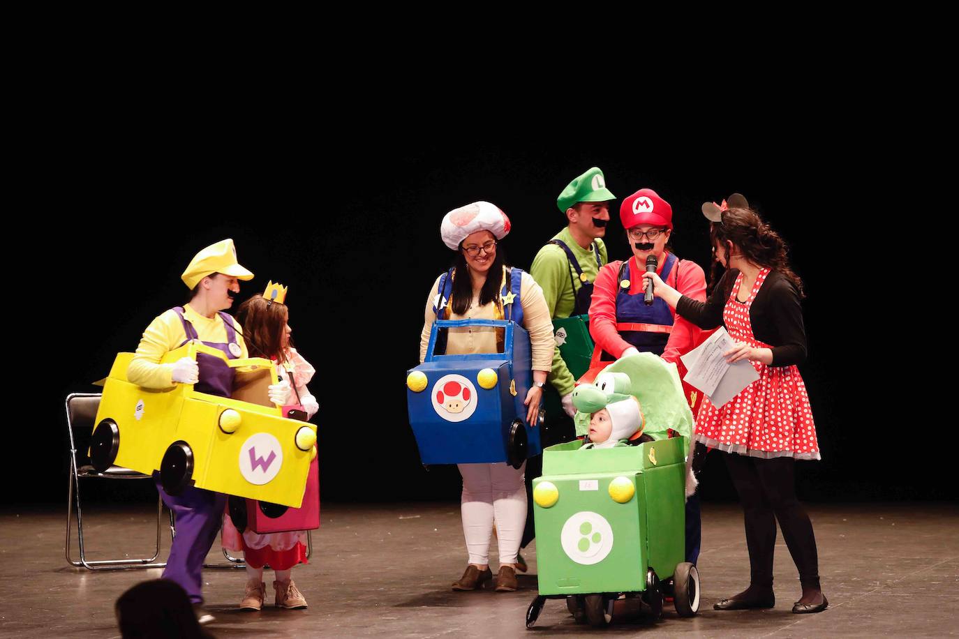 Desfile de originalidad antroxera de las familias gijonesas en el concurso infantil