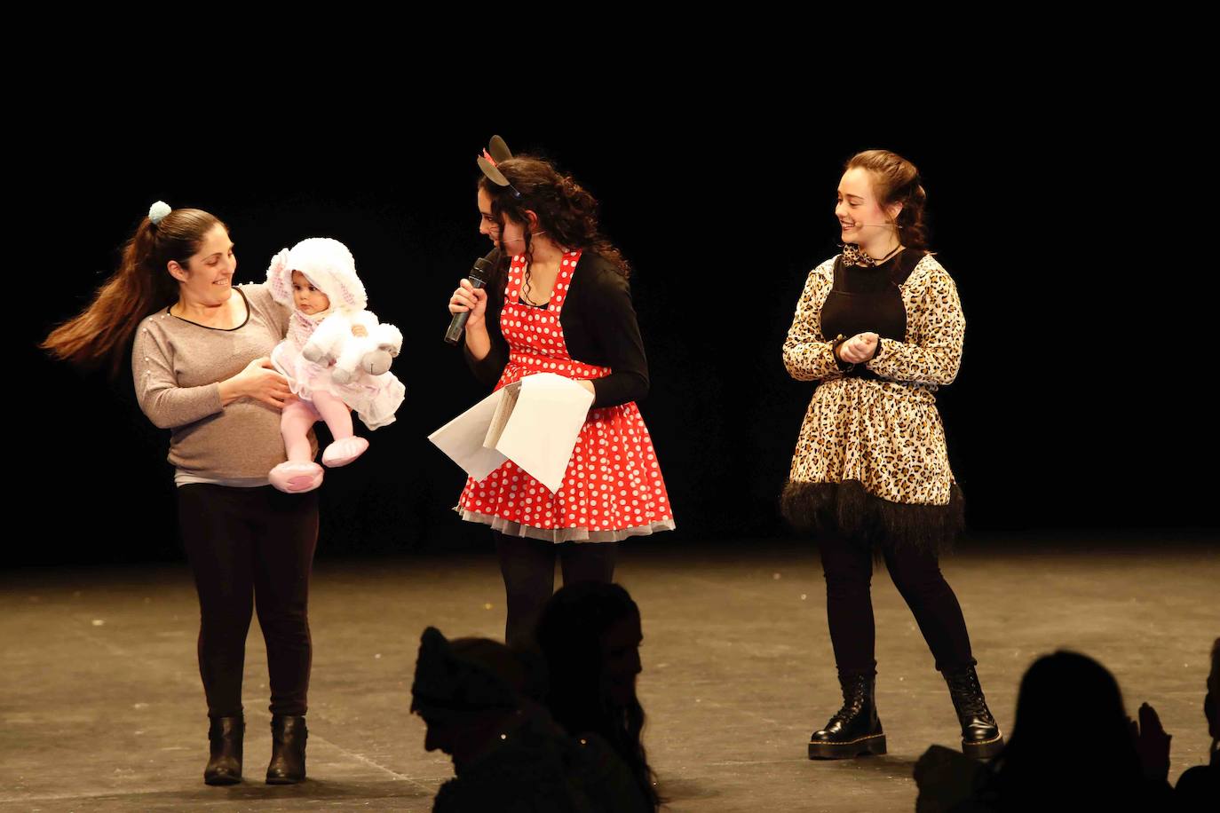 Desfile de originalidad antroxera de las familias gijonesas en el concurso infantil