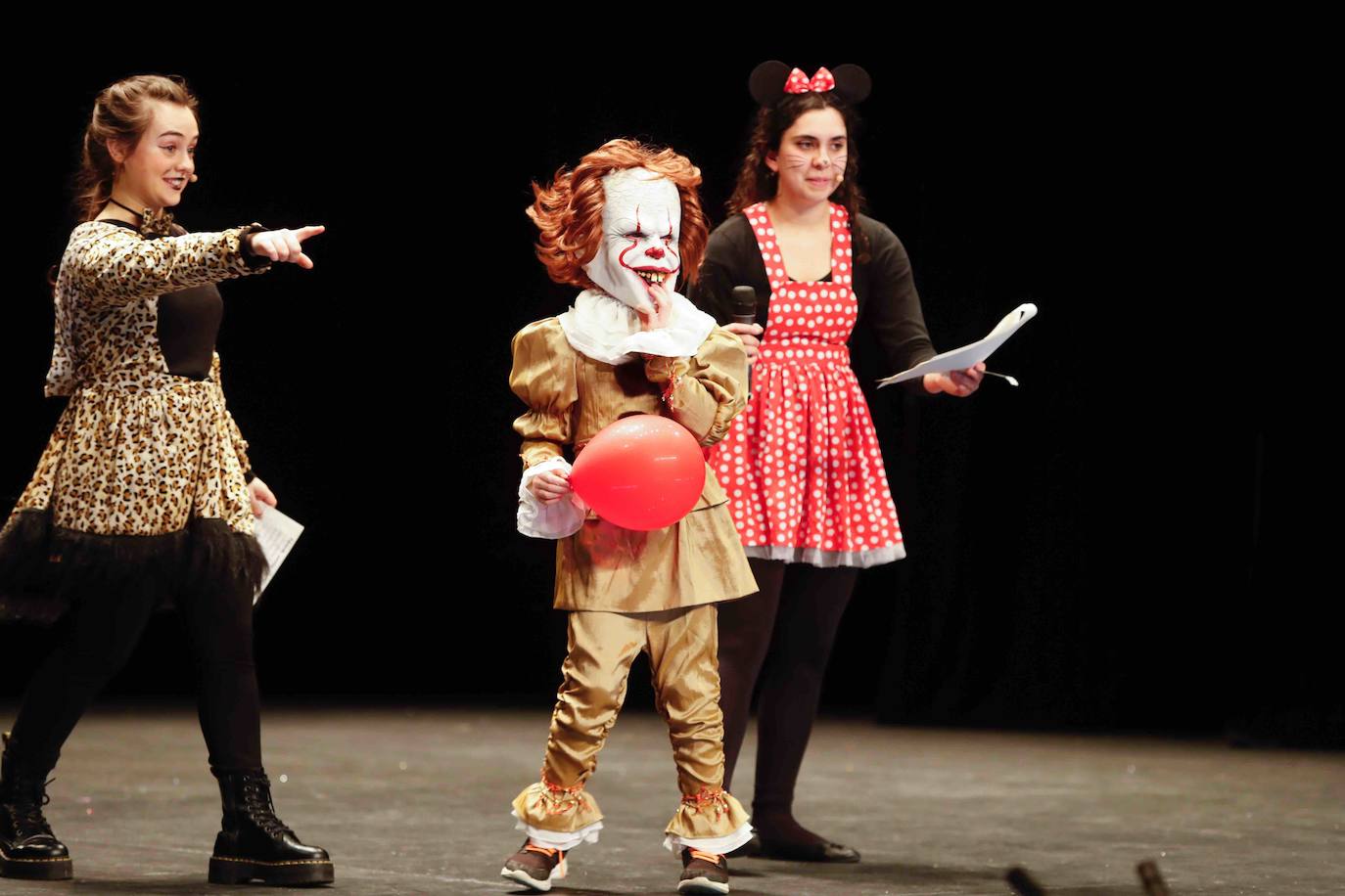 Desfile de originalidad antroxera de las familias gijonesas en el concurso infantil