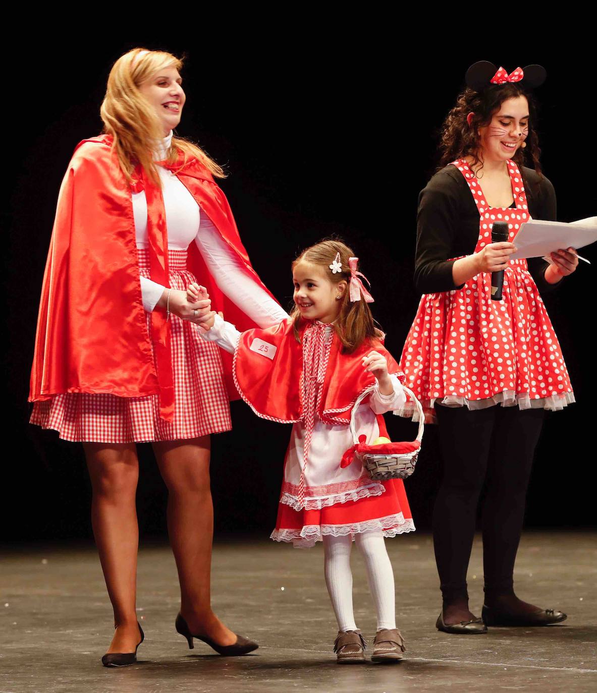 Desfile de originalidad antroxera de las familias gijonesas en el concurso infantil