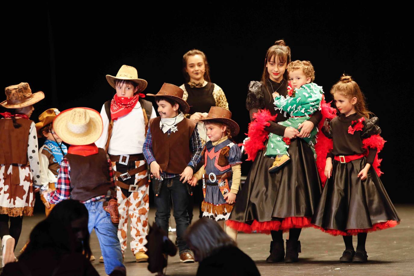 Desfile de originalidad antroxera de las familias gijonesas en el concurso infantil