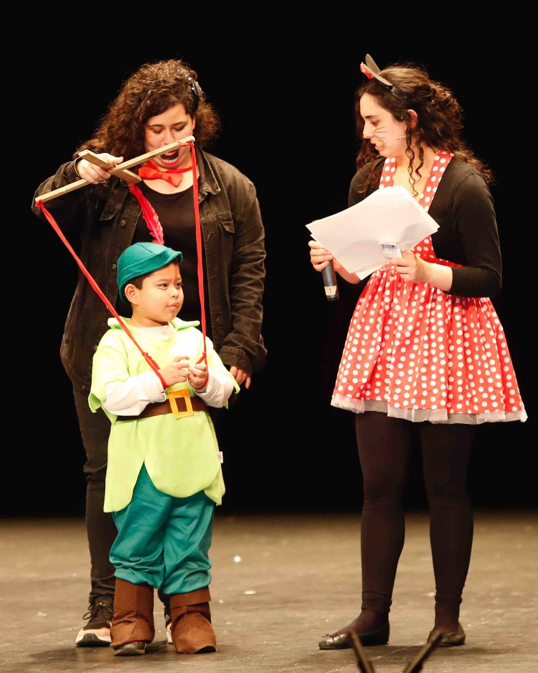 Desfile de originalidad antroxera de las familias gijonesas en el concurso infantil