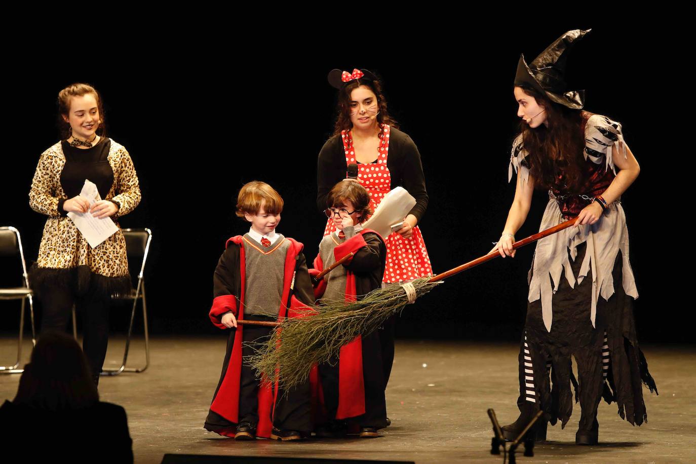 Desfile de originalidad antroxera de las familias gijonesas en el concurso infantil