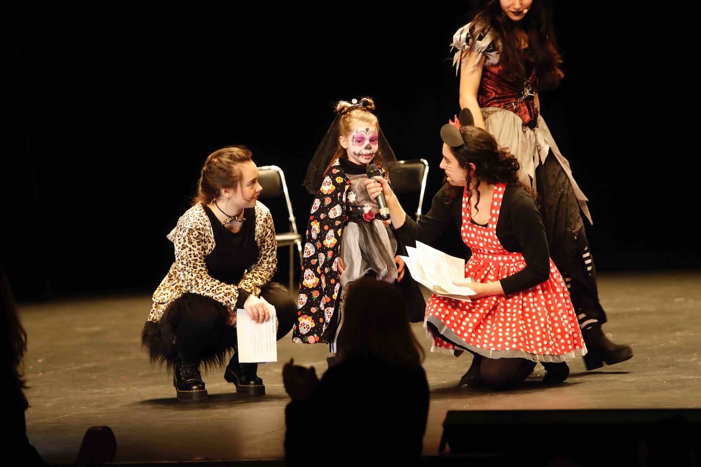 Desfile de originalidad antroxera de las familias gijonesas en el concurso infantil