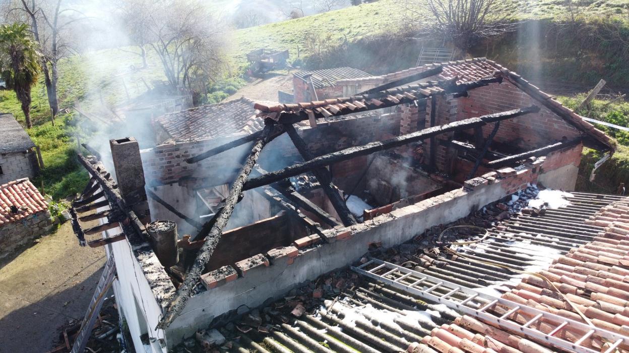 El tejado de la casa de La Metía quedó totalmente destruido por las llamas. 