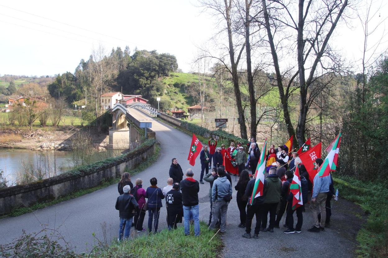 Las dos agrupaciones organizadoras del acto conmemorativo, junto al puente de Valduno. 