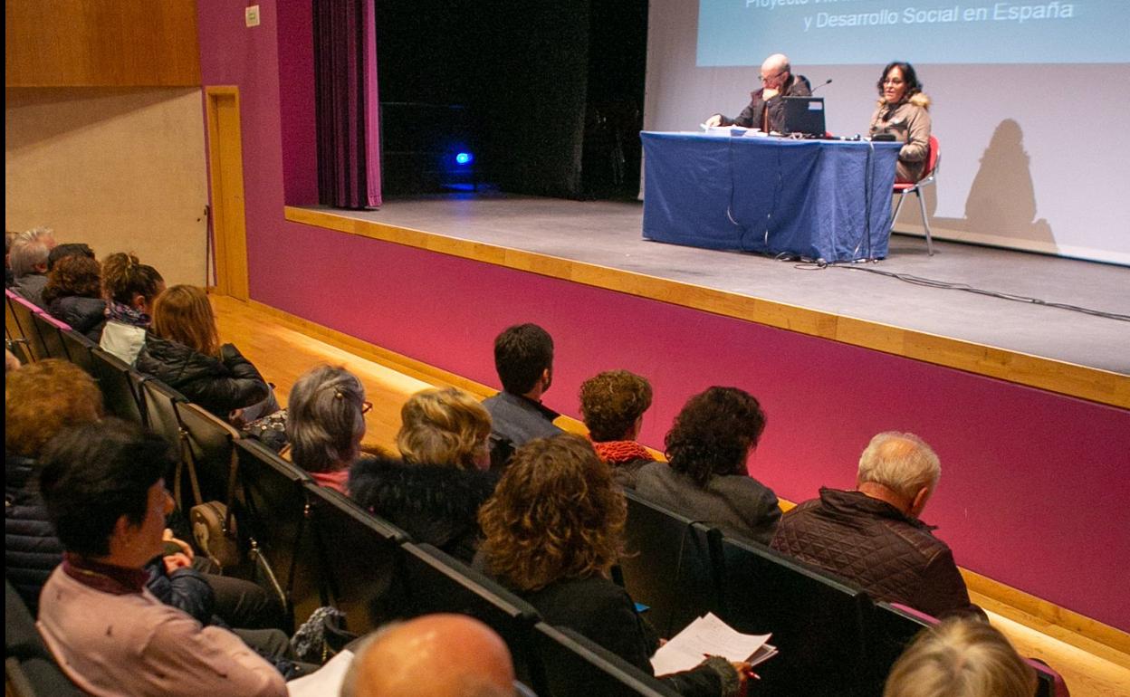Ignacio Alonso y Pilar Díaz durante la ponencia. 