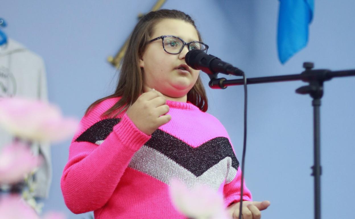 Lucía Díaz Rodríguez, de Laviana, cantando. 