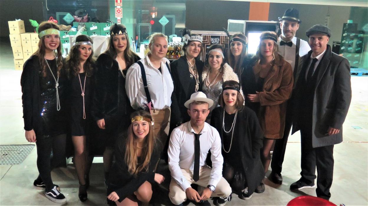 Detrás de la barra instalada en la fiesta 'Bendita Locura' también se respiraba los locos años 20. 