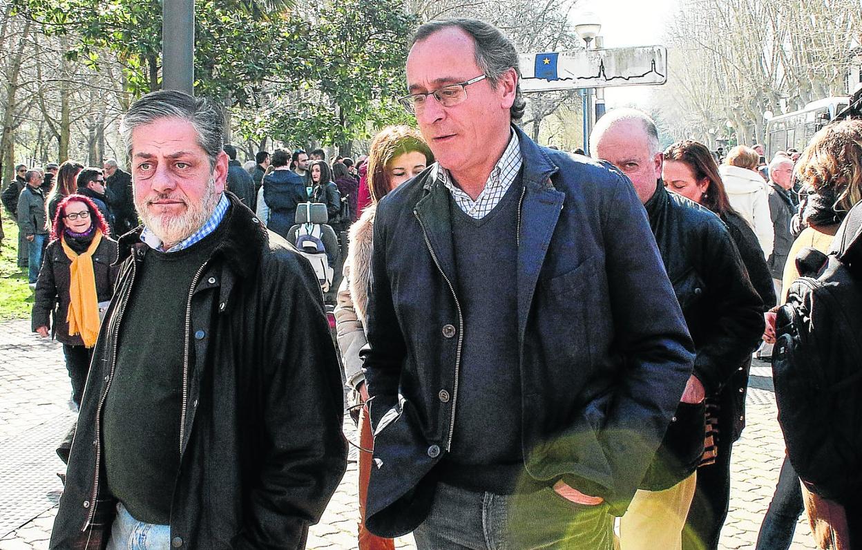 Alfonso Alonso, junto con el parlamentario del PP vasco Javier Ruiz de Arbulo, acudió al homenaje a Fernando Buesa y Jorge Díez, ayer, en Vitoria. 