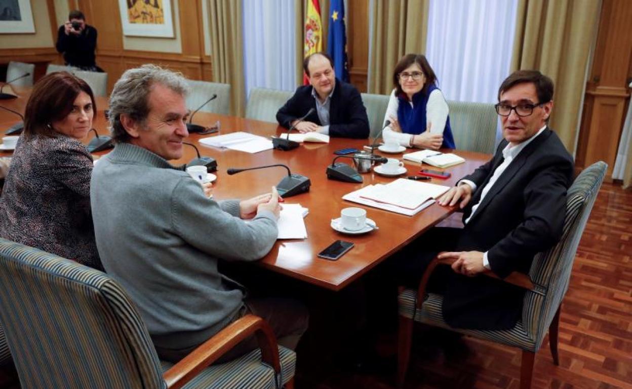 El Ministro de Sanidad, Salvador Illa (derecha), junto al director del Centro de Coordinación de Alertas y Emergencias Sanitarias Fernando Simón (centro), en la reunión del Comité de Seguimiento del Coronavirus celebrada este domingo.
