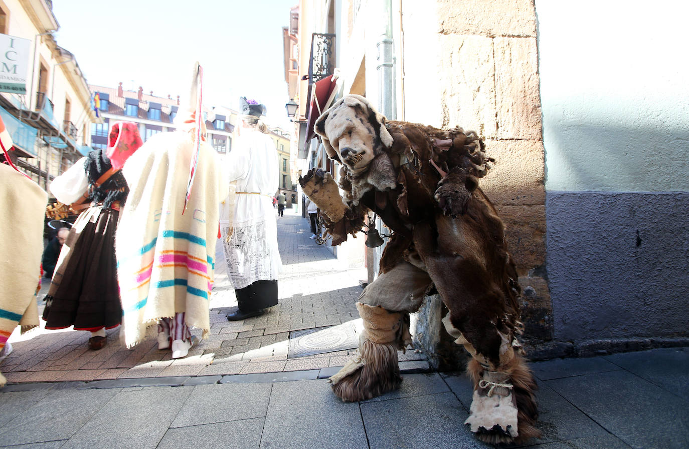 Los Mazcaritos de Oviedo han desfilado una vez más por el centro de la ciudad para sorprender a vecinos y visitantes.