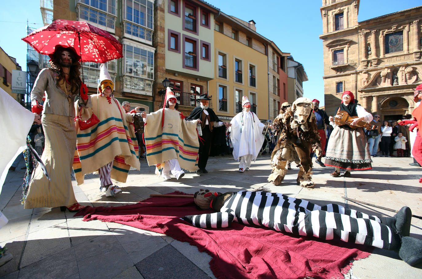 Los Mazcaritos de Oviedo han desfilado una vez más por el centro de la ciudad para sorprender a vecinos y visitantes.