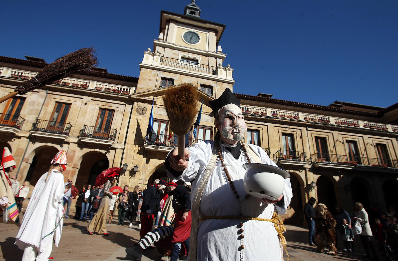 Los Mazcaritos de Oviedo han desfilado una vez más por el centro de la ciudad para sorprender a vecinos y visitantes.