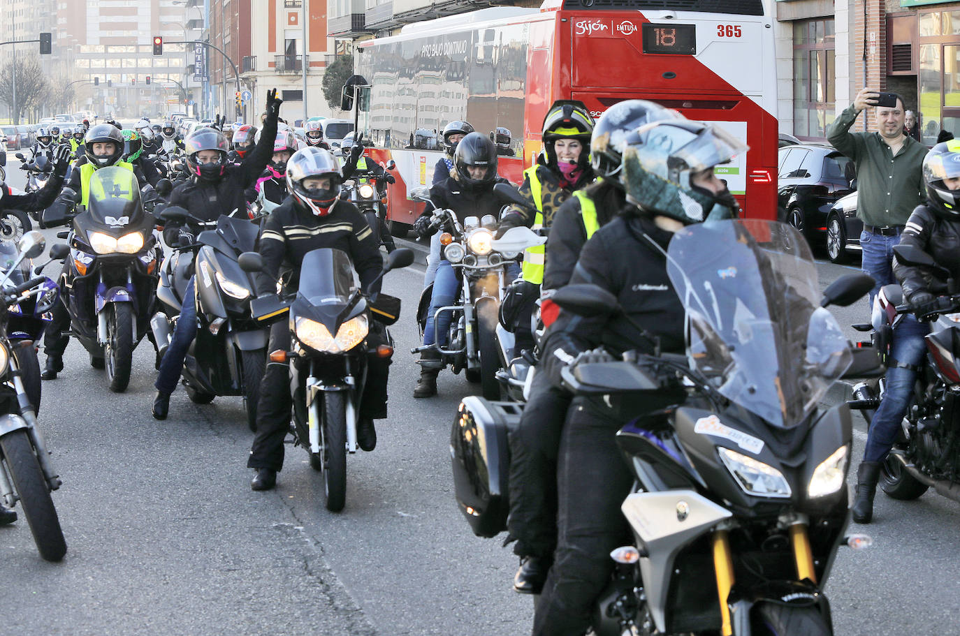 Buen ambiente y hermandad en el sexto encuentro de las 'Motocomadres', que han comenzado en Gijón una ruta de noventa kilómetros con destino en Noreña. 