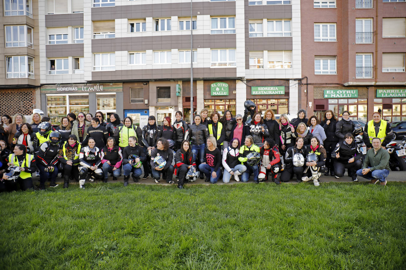 Buen ambiente y hermandad en el sexto encuentro de las 'Motocomadres', que han comenzado en Gijón una ruta de noventa kilómetros con destino en Noreña. 