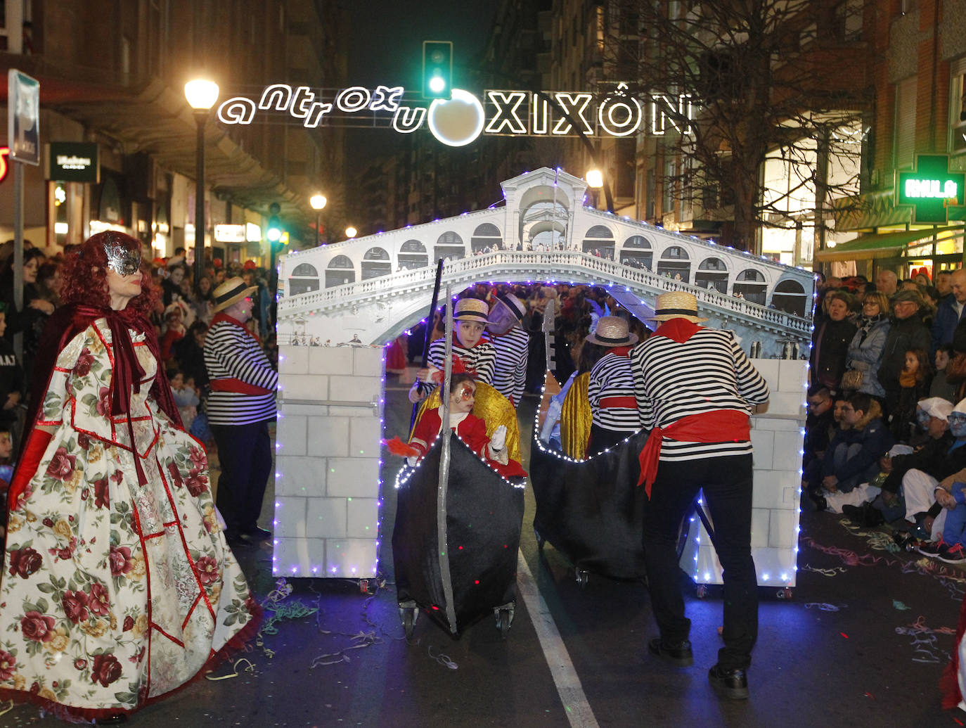 Más de 2.000 personas en 45 grupos diferentes,y nueve charangas han recorrido las calles de Gijón ante la atenta mirada de miles de personas que no han querido perderse el gran ambiente festivo.