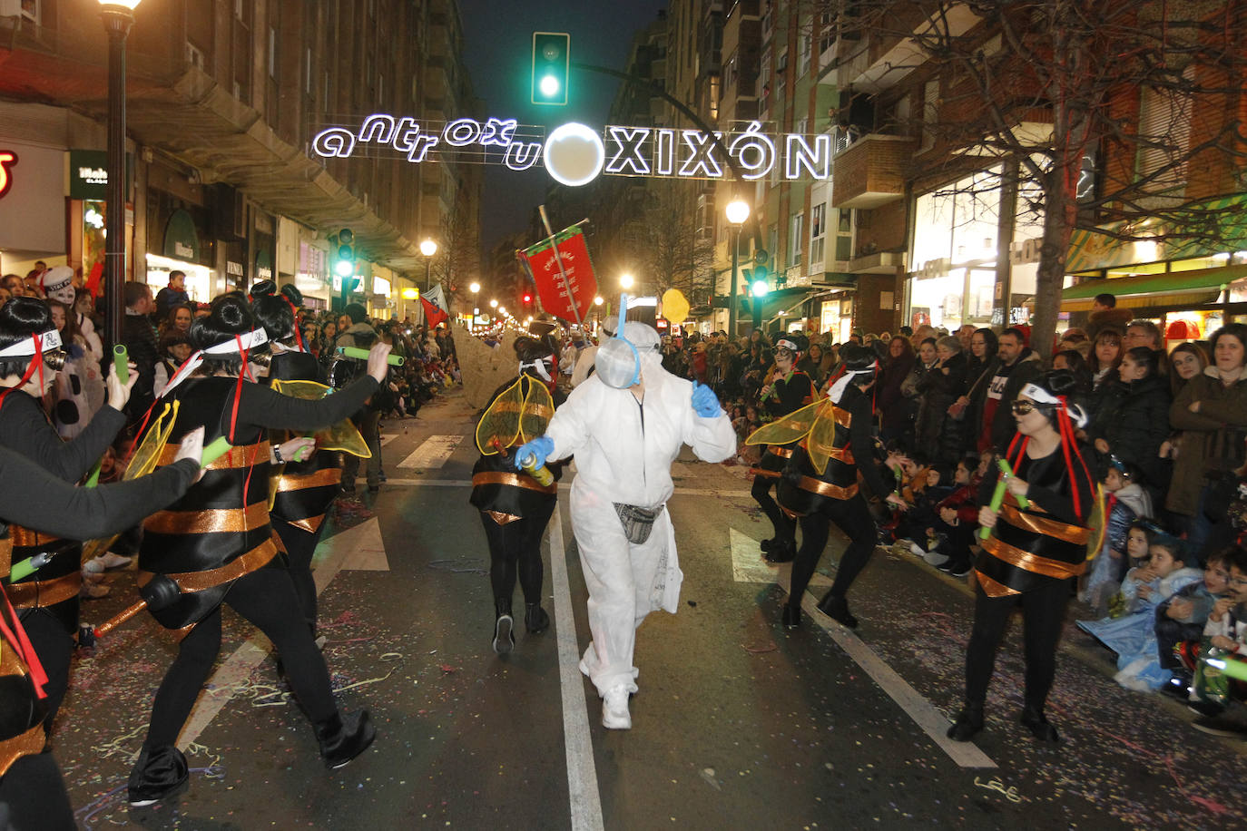 Más de 2.000 personas en 45 grupos diferentes,y nueve charangas han recorrido las calles de Gijón ante la atenta mirada de miles de personas que no han querido perderse el gran ambiente festivo.