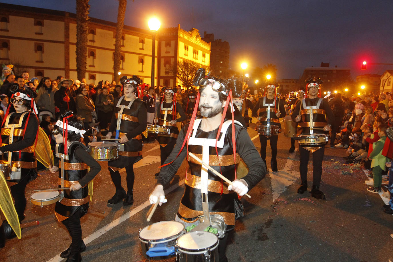 Más de 2.000 personas en 45 grupos diferentes,y nueve charangas han recorrido las calles de Gijón ante la atenta mirada de miles de personas que no han querido perderse el gran ambiente festivo.