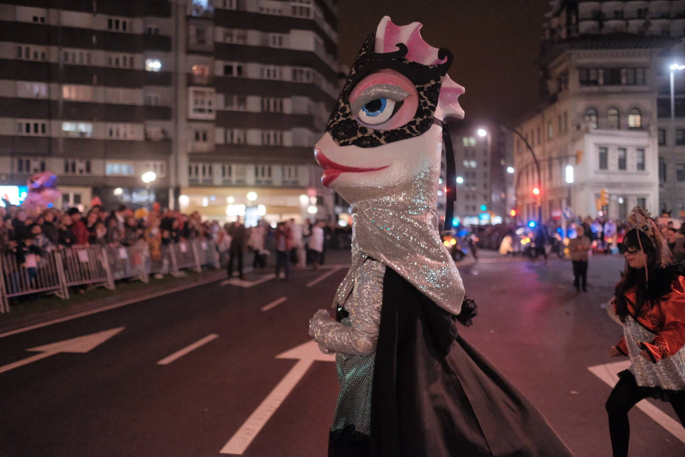 Más de 2.000 personas en 45 grupos diferentes,y nueve charangas han recorrido las calles de Gijón ante la atenta mirada de miles de personas que no han querido perderse el gran ambiente festivo.