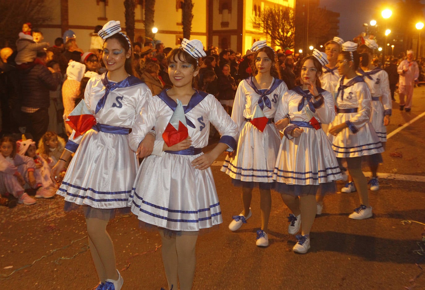 Más de 2.000 personas en 45 grupos diferentes,y nueve charangas han recorrido las calles de Gijón ante la atenta mirada de miles de personas que no han querido perderse el gran ambiente festivo.