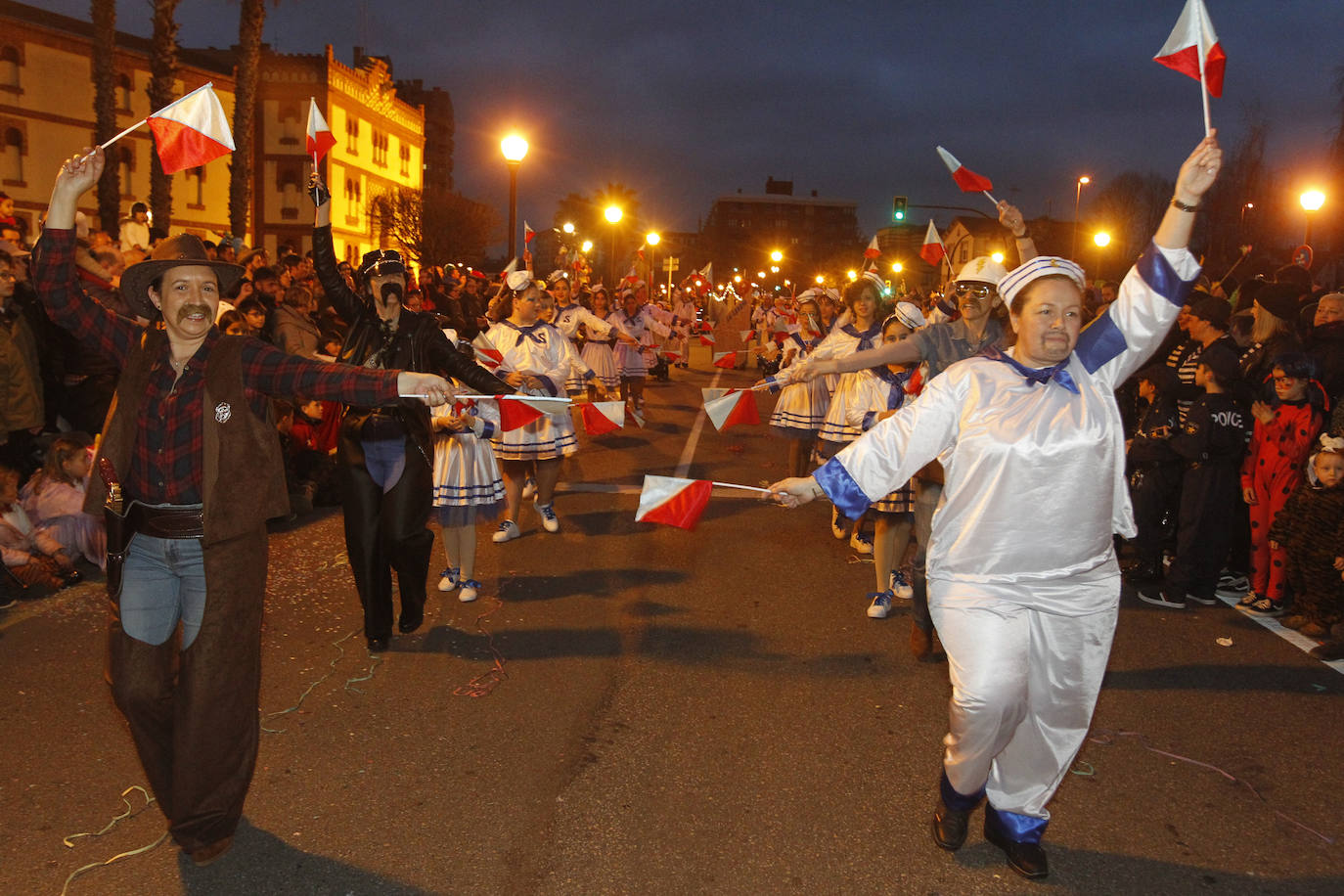 Más de 2.000 personas en 45 grupos diferentes,y nueve charangas han recorrido las calles de Gijón ante la atenta mirada de miles de personas que no han querido perderse el gran ambiente festivo.