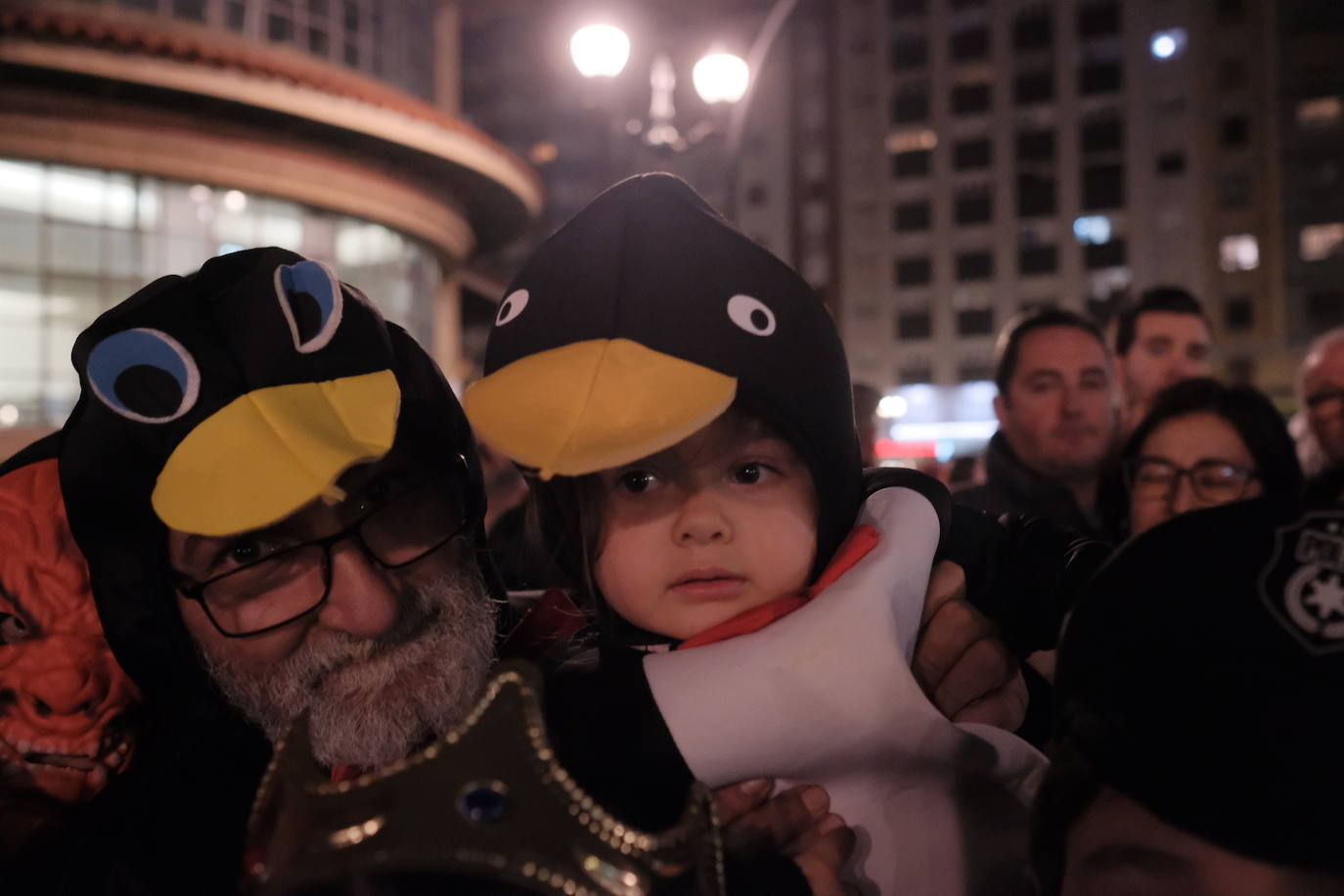 Más de 2.000 personas en 45 grupos diferentes,y nueve charangas han recorrido las calles de Gijón ante la atenta mirada de miles de personas que no han querido perderse el gran ambiente festivo.