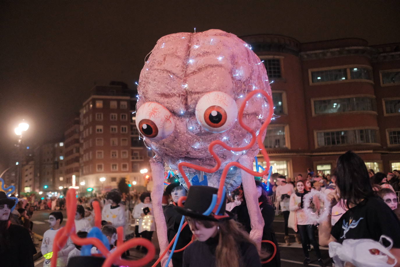 Más de 2.000 personas en 45 grupos diferentes,y nueve charangas han recorrido las calles de Gijón ante la atenta mirada de miles de personas que no han querido perderse el gran ambiente festivo.