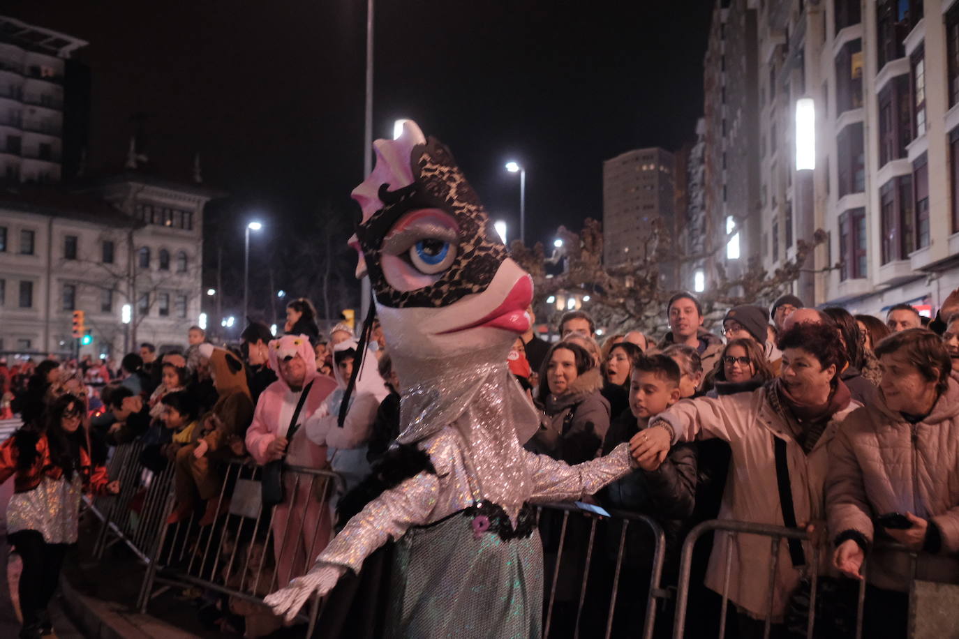 Más de 2.000 personas en 45 grupos diferentes,y nueve charangas han recorrido las calles de Gijón ante la atenta mirada de miles de personas que no han querido perderse el gran ambiente festivo.