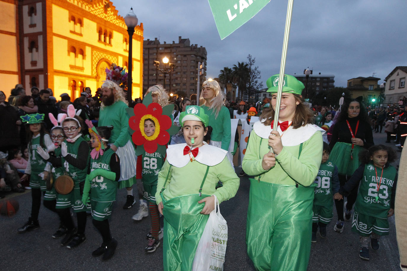 Más de 2.000 personas en 45 grupos diferentes,y nueve charangas han recorrido las calles de Gijón ante la atenta mirada de miles de personas que no han querido perderse el gran ambiente festivo.