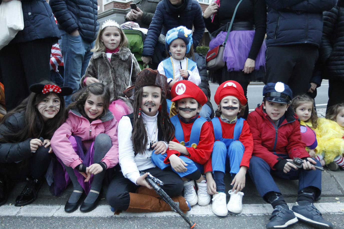 Más de 2.000 personas en 45 grupos diferentes,y nueve charangas han recorrido las calles de Gijón ante la atenta mirada de miles de personas que no han querido perderse el gran ambiente festivo.