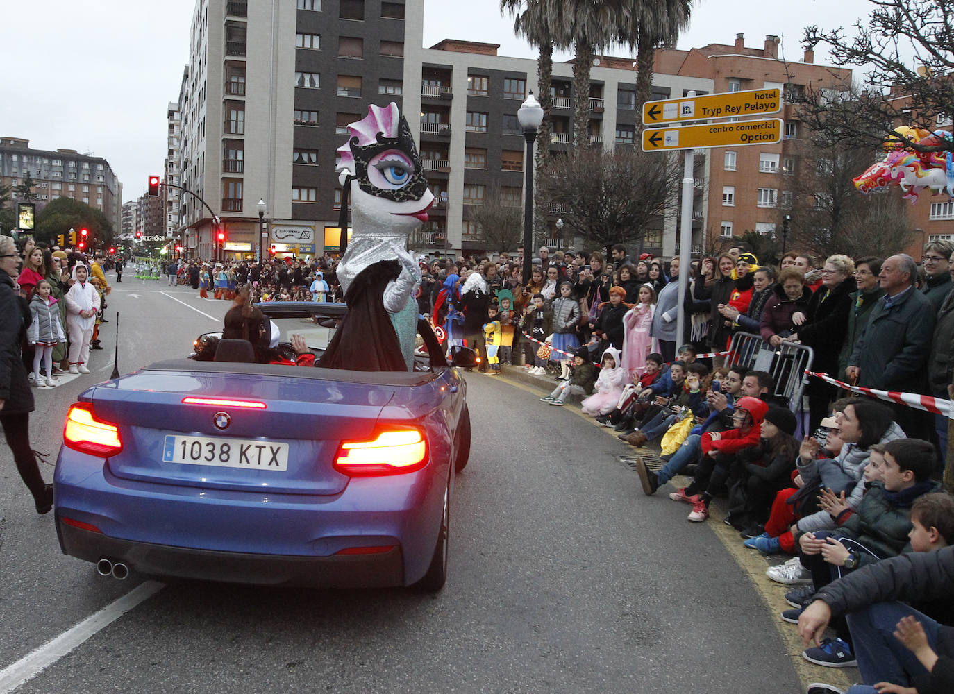 Más de 2.000 personas en 45 grupos diferentes,y nueve charangas han recorrido las calles de Gijón ante la atenta mirada de miles de personas que no han querido perderse el gran ambiente festivo.