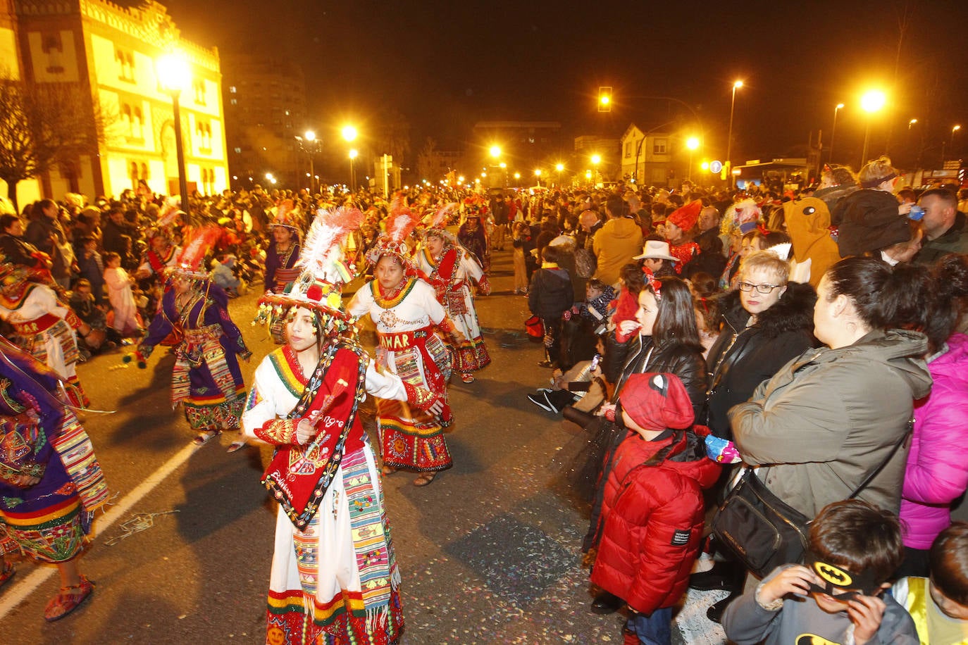 Más de 2.000 personas en 45 grupos diferentes,y nueve charangas han recorrido las calles de Gijón ante la atenta mirada de miles de personas que no han querido perderse el gran ambiente festivo.